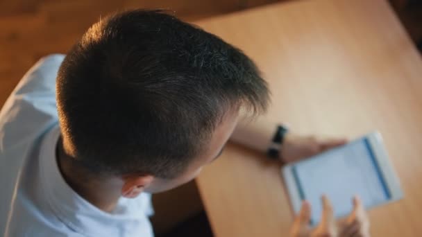 Unga framgång affärsman surfing tablett dator i office — Stockvideo