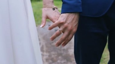 yakın çekim el el genç iki yürüyor