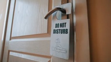 sallanan otel odasının kapısını hiç rahatsız tabelaya yapmak