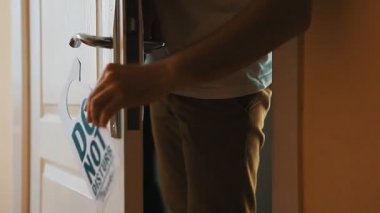 sallanan otel odasının kapısını hiç rahatsız tabelaya yapmak