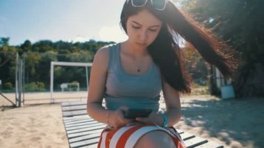 Ekran Plajı'nda Modern mobil akıllı telefon dokunmak kız.