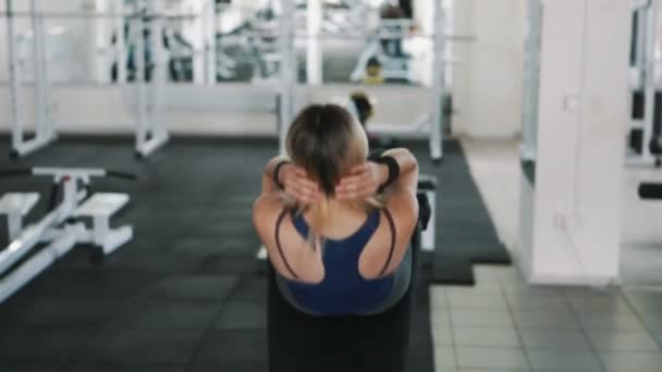 Atletisk flicka i gym göra Sit Ups på Roman Chair — Stockvideo