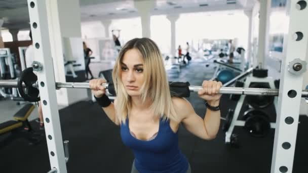 Sexy meisje met sexy lichaam doen halter trainingroutine in de sportschool, gezonde levensstijl — Stockvideo