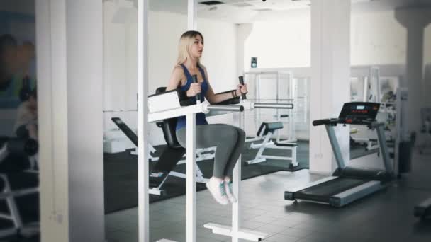 Athletisches Mädchen macht Bauchmuskeltraining im Kapitänsstuhl — Stockvideo