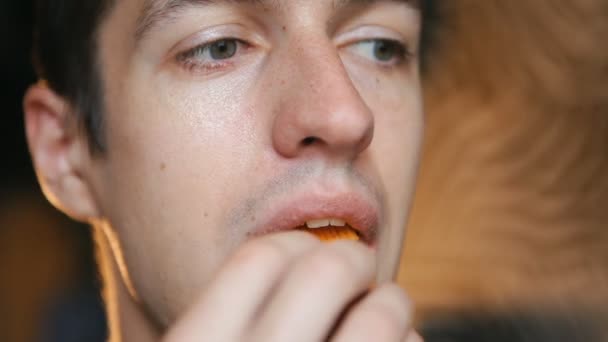 Close up tiro de homem comendo batatas fritas — Vídeo de Stock