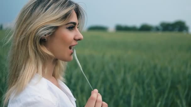 Chica en el campo de las orejas verdes — Vídeos de Stock