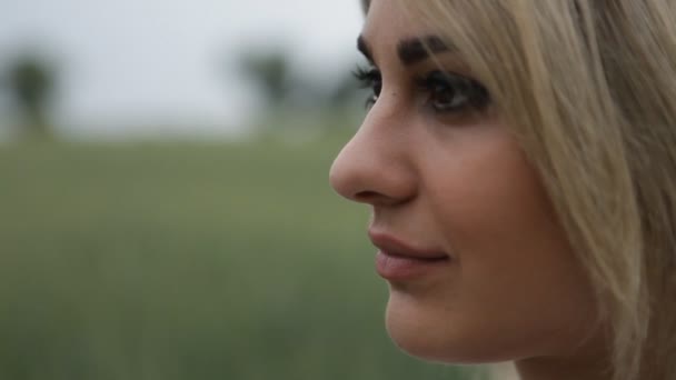 Close-up πορτρέτο της κορίτσι στον τομέα των πράσινων αυτιών — Αρχείο Βίντεο