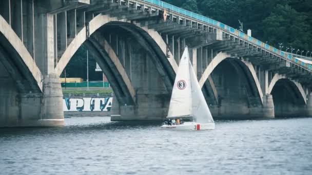 Jacht drijft onder de brug — Stockvideo