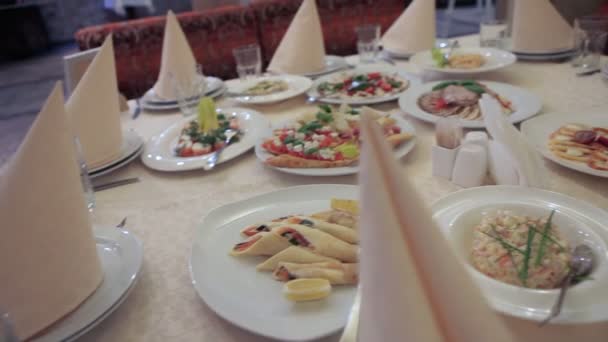 Una mesa en el restaurante con comida — Vídeos de Stock