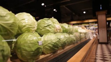 sebze bölümünde bir süpermarkette lahana