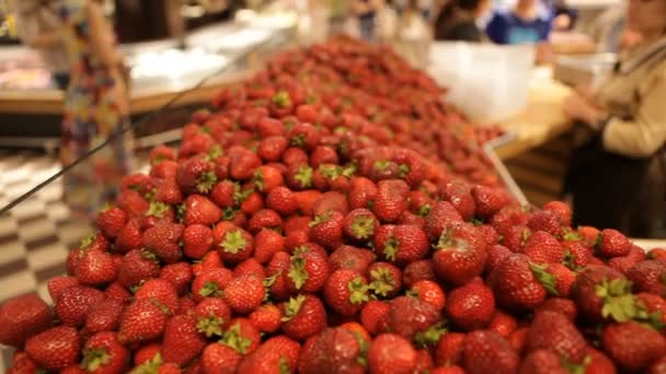 Strawberries fruits and vegetables market place — Stock Video