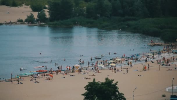 Tiro largo de la gente en la playa en un día soleado del verano — Vídeos de Stock