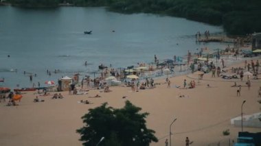 insanlar bir gün güneşli yaz sahilde. uzak ihtimal