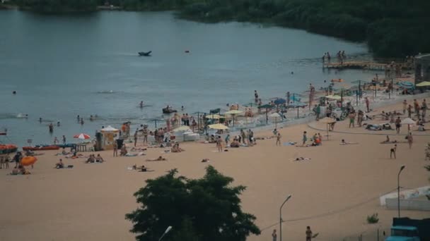 Gente en la playa en un día soleado de verano. tiro largo — Vídeo de stock