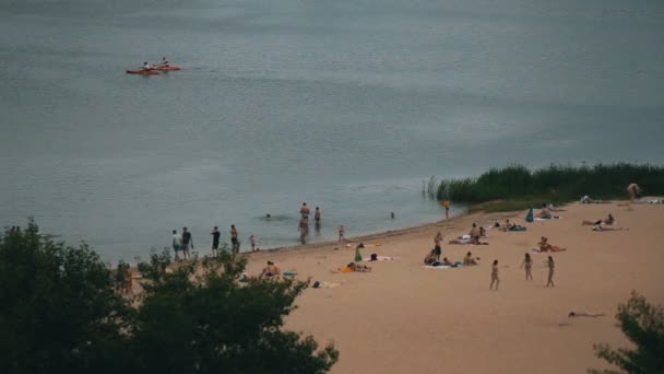 Gente en la playa en un día soleado de verano. tiro largo — Vídeos de Stock