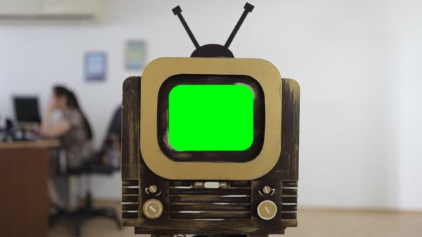 Vintage retro Tv met een groen scherm bij office achtergrond. — Stockvideo