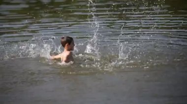 neşeli çocuk oyuncak su