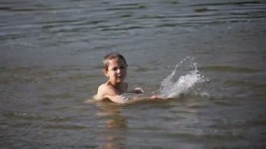 neşeli çocuk oyuncak su