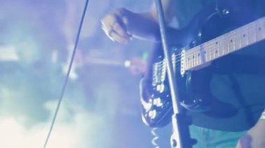 Elektro gitar rock partide çalmak