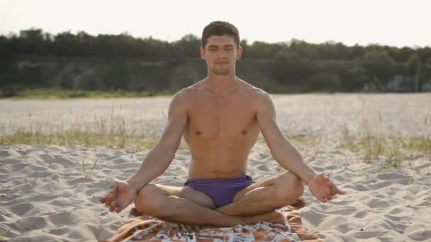 Esportes cara medita na praia — Vídeo de Stock