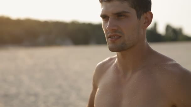 Porträtt av våta sexig kille på stranden — Stockvideo