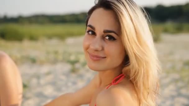 Портрет сексуальной блондинки на пляже в жаркое лето — стоковое видео