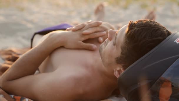 Brutale man met Motorhelm ontspannen op het strand, close-up — Stockvideo