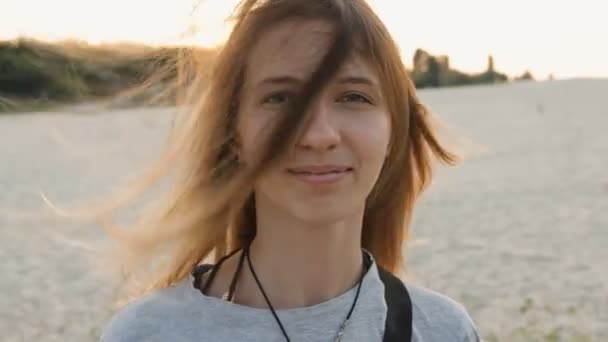 Porträt von Indy Girl am Strand. Haare flattern im Wind — Stockvideo