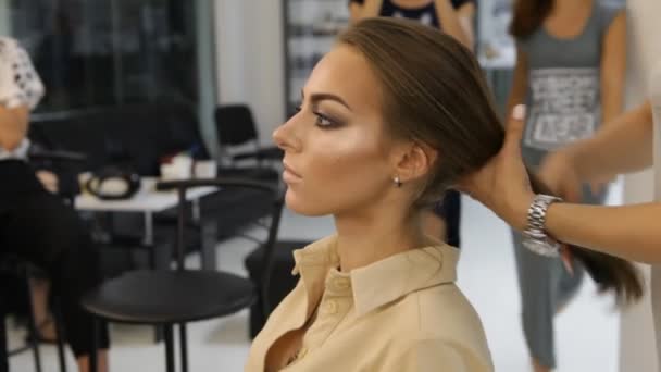Frisören borsta flickor hår i en skönhetssalong — Stockvideo