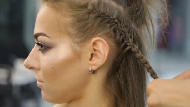 Hairdresser pigtail braids young girl — Stock Video