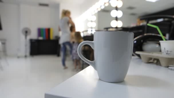 Cup met thee of koffie in de make-up studio of schoonheidssalon — Stockvideo