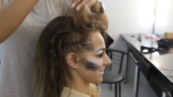 Modelo de moda chica en peluquerías. peluqueros mano trabajo en clientes cabello — Vídeo de stock