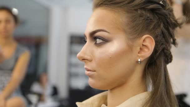 Portrét atraktivní dívka s extrémní make-up se dívá na kameru v kadeřnictví — Stock video