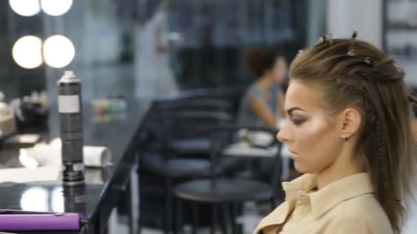 Menina atraente em Cabeleireiros. cabeleireiros mão trabalho no cabelo clientes — Vídeo de Stock