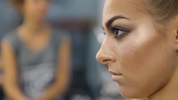 Primer plano retrato de hermosa chica con grandes ojos — Vídeos de Stock