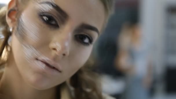 카메라에 포즈를 취하는 큰 눈을 가진 아름 다운 모델 로커 여자의 초상화 — 비디오