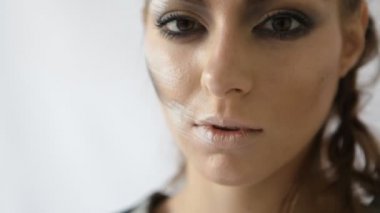 yakın çekim stüdyoda poz moda modeli kız portresi