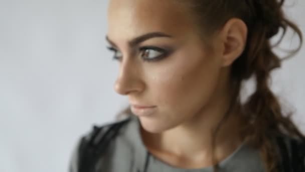 Detailní portrét glamour model dívka s extrémní make-up a velké oči — Stock video