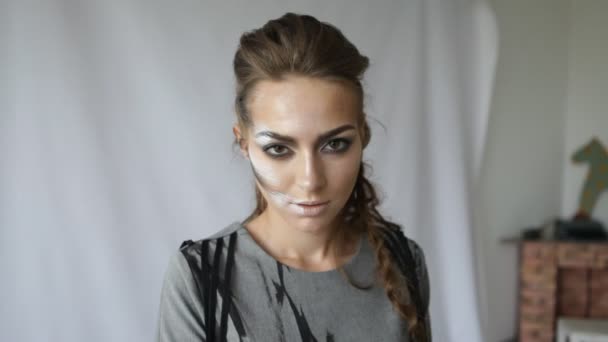 Close-up portret van glamour model meisje met extreme make-up en grote ogen — Stockvideo