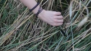 dizüstü kızla yakından açık güneş gözlüğü takıyor