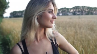 güneş gözlüğü giyinme ve poz güzel sarışın kız portresi