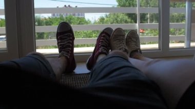 spor ayakkabı erkek ve kadın yalan yere pencere arka plan üzerine ayaklarda.