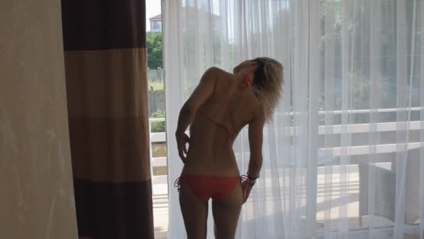 섹시 한 여자 속옷 창 근처 포즈 — 비디오