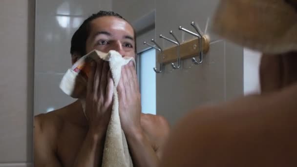 Uomo sorridente davanti a uno specchio in bagno — Video Stock