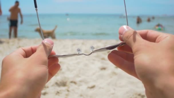 해변 1 인칭 시점에 선글라스를 씌우고 하는 사람 — 비디오