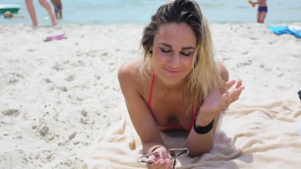 Портрет сексуальной блондинки на пляже в жаркое лето — стоковое видео