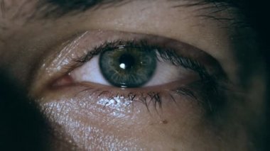 Iris öğrenci sözleşme ağır çekim, erkekler yakın çekim göz.