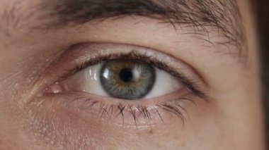 Iris öğrenci sözleşme ağır çekim, erkekler yakın çekim göz.