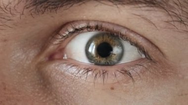 Iris öğrenci sözleşme ağır çekim, erkekler yakın çekim göz.