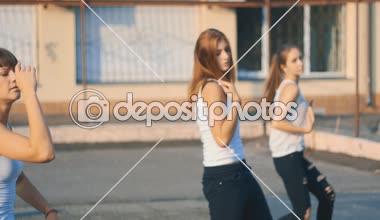 Beyaz t-shirt oyun yavaş dans kızlarda